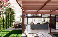 Patio moderno con áreas exteriores techadas para sala - comedor, celosías y jardines de vivienda contemporánea